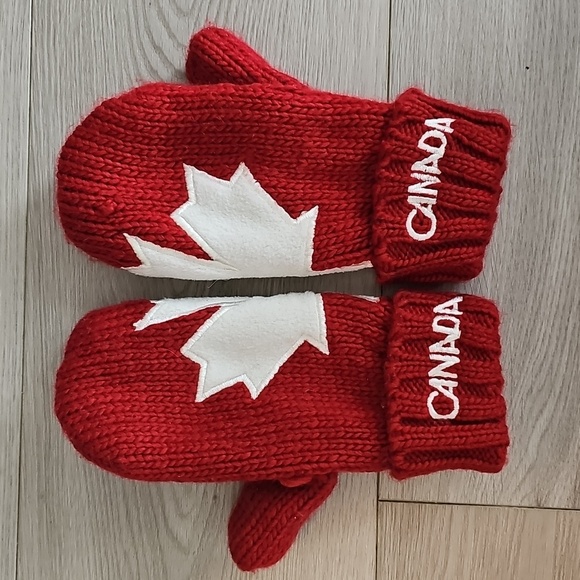 Hudson's Bay Canada Olympics Knit, Fleece Lined 'Red Mittens' Youth - Picture 2 of 9